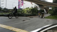 Kini hanya pejalan kaki dan pesepeda yang dapat melintas.