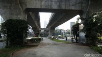 Suasana di kolong JLNT Casablanca terlihat rapi.