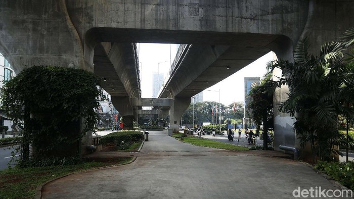 Tak Ada Parkir Liar, Kolong JLNT Casablanca Terlihat Rapi Kolong Jalan Layan Non Tol (JLNT) Casablanca, Jakarta, kerap dijadikan area parkir liar. Kini akses untuk pemotor naik ke trotoar telah ditutup dan membuat kawasan itu rapi.