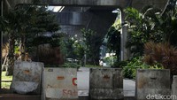 Beton Movable Concrete Barrier (MCB) kini sudah terpasang di celah masuk media taman trotoar jalan bawah Jalan Layan Non Tol (JLNT) Casablanca, Jl Prof Dr Satrio, Kuningan, Jakarta Selatan.