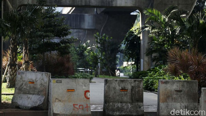 Tak Ada Parkir Liar, Kolong JLNT Casablanca Terlihat Rapi Kolong Jalan Layan Non Tol (JLNT) Casablanca, Jakarta, kerap dijadikan area parkir liar. Kini akses untuk pemotor naik ke trotoar telah ditutup dan membuat kawasan itu rapi.