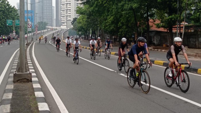Uji coba road bike di JLNT Kampung Melayu-Tanah Abang, Minggu (30/5/2021) pagi.