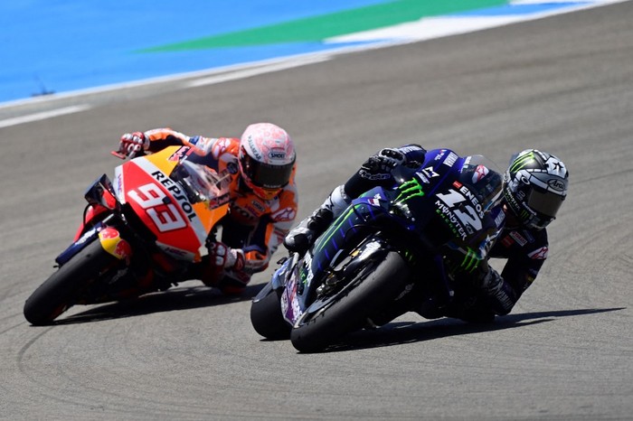 Repsol Honda Teams Spanish rider Marc Marquez (L) competes with Monster Energy Yamaha Spanish rider Maverick Vinales during the MotoGP race of the Spanish Grand Prix at the Jerez racetrack in Jerez de la Frontera on July 19, 2020. (Photo by JAVIER SORIANO / AFP)