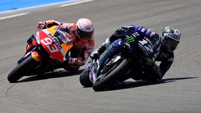 Repsol Honda Teams Spanish rider Marc Marquez (L) competes with Monster Energy Yamaha Spanish rider Maverick Vinales during the MotoGP race of the Spanish Grand Prix at the Jerez racetrack in Jerez de la Frontera on July 19, 2020. (Photo by JAVIER SORIANO / AFP)