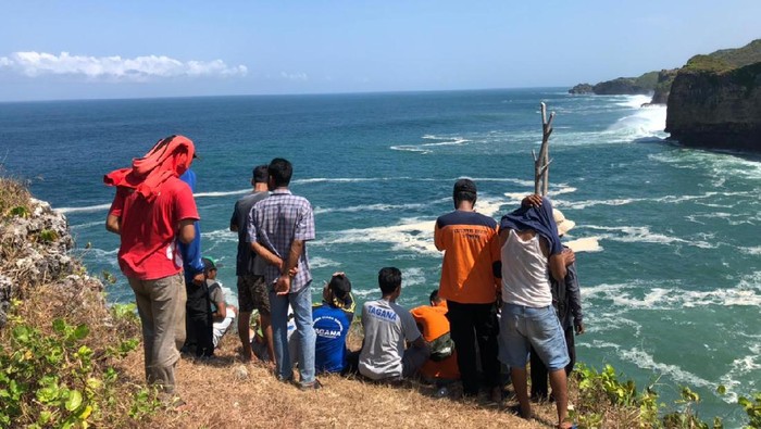 Wisatawan terseret ombak di Pantai Ngluwen Gunungkidul, Minggu (30/5/2021).