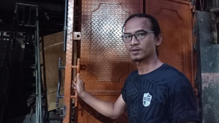 Agung Rahadian, pemilik rumah di Tambora, Jakarta Barat (Jakbar), yang terhalang tutup got,
