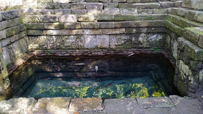 Air Kolam Patirtan Candi Penataran Blitar Dipercaya Bertuah