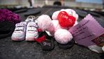 Aksi Mengenang 215 Jasad Anak Terkubur di Bekas Sekolah Kanada