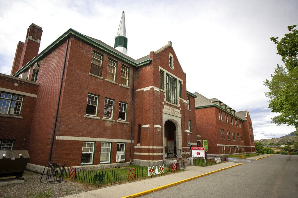 Aksi Mengenang 215 Jasad Anak-anak Kanada yang Ditemukan di Bekas Sekolah The former Kamloops Indian Residential School is seen on Tk'emlups te SecwΓ©pemc First Nation in Kamloops, British Columbia, Canada on Thursday, May 27, 2021. The remains of 215 children have been found buried on the site of the former residential school in Kamloops. (Andrew Snucins/The Canadian Press via AP)