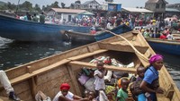 Warga naik perahu untuk melarikan diri melintasi Danau Kivu ke arah provinsi Kivu Selatan, di pelabuhan Kituku, Goma, Kongo timur.  