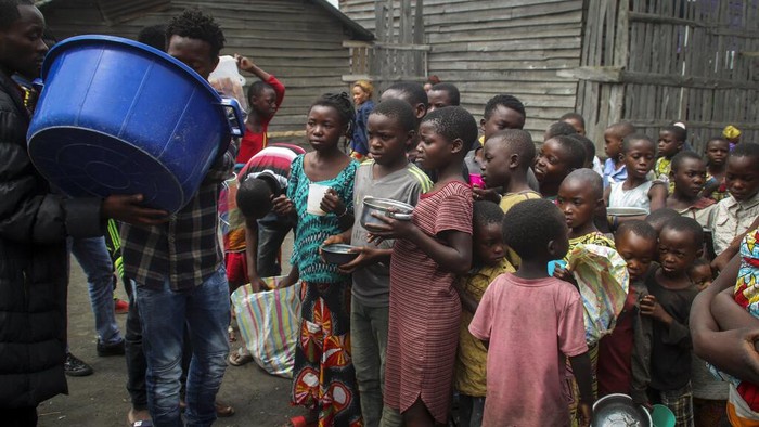 Aksi Warga Kongo Menjauh dari Bencana Residents board boats to flee across Lake Kivu in the direction of South Kivu province, at the port of Kituku in Goma, in eastern Congo Friday, May 28, 2021. Tens of thousands of people are fleeing the city of Goma in eastern Congo fearing another volcanic eruption by Mount Nyiragongo, which spewed lava near the city last week. (AP Photo/Justin Kabumba)