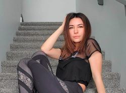 Gamer Cantik di Twitch yang Telanjang di OnlyFans