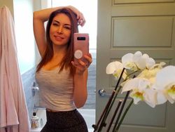 Gamer Cantik di Twitch yang Telanjang di OnlyFans