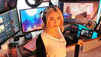 Alinity cukup kontroversial karena gemar tampil seksi. Bahkan belakangan, ia mengaku tampil buka-bukaan untuk menambah penghasilan. Foto: Instagram