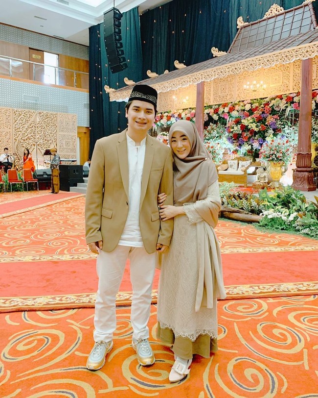 Menghadiri acara pernikahan, pasangan yang telah dikaruniai satu anak ini bergaya dengan busana serba coklat. (Foto: Instagram)