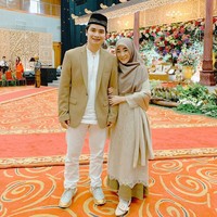 Menghadiri acara pernikahan, pasangan yang telah dikaruniai satu anak ini bergaya dengan busana serba coklat. (Foto: Instagram)