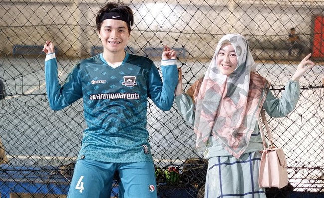 Bahkan ketika Alvin bergaya sporty pun, Larissa tetap berusaha bergaya kompak dengannya. (Foto: Instagram)