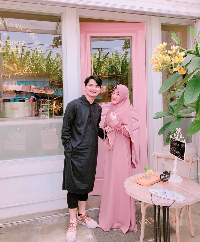 Meski harus memakai busana hitam, Alvin memakai sneakers pink agar terlihat senada dengan tampilan busana Larissa. (Foto: Instagram)