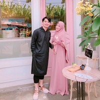 Meski harus memakai busana hitam, Alvin memakai sneakers pink agar terlihat senada dengan tampilan busana Larissa. (Foto: Instagram)