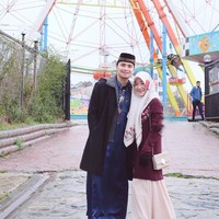 Larissa Chou dan Alvin Faiz tak lagi jadi pasangan suami-istri sejak setahun lalu. Namun keduanya masih berseteru terutama soal pengasuhan anak. Mereka kerap kali saling balas sindir lewat Instagram Story. Terbaru, Alvin Faiz dikritik karena menurunkan anaknya, Yusuf, di pinggir jalan saat hendak memulangkannya ke Larissa Chou. Foto: Instagram
