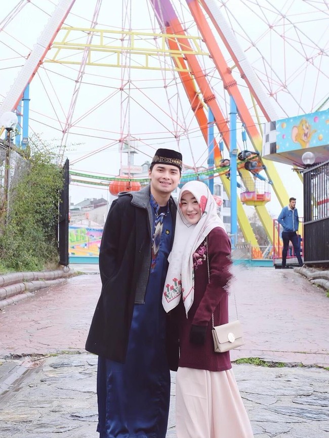 Larissa Chou dan Alvin Faiz tak lagi jadi pasangan suami-istri sejak setahun lalu. Namun keduanya masih berseteru terutama soal pengasuhan anak. Mereka kerap kali saling balas sindir lewat Instagram Story. Terbaru, Alvin Faiz dikritik karena menurunkan anaknya, Yusuf, di pinggir jalan saat hendak memulangkannya ke Larissa Chou. Foto: Instagram