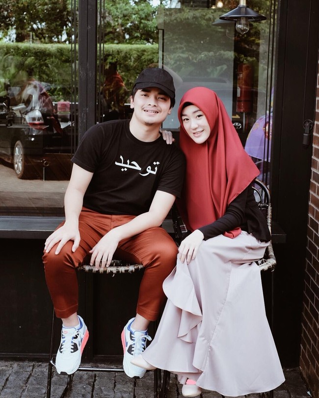 Semasa masih menjadi sepasang suami-istri, Alvin Faiz dan Larissa Chou kerap memamerkan kemesraan mereka dalam balutan busana senada. Seperti busana bernuansa merah-hitam ini. (Foto: Instagram)
