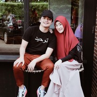 Semasa masih menjadi sepasang suami-istri, Alvin Faiz dan Larissa Chou kerap memamerkan kemesraan mereka dalam balutan busana senada. Seperti busana bernuansa merah-hitam ini. (Foto: Instagram)