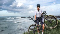 Luna Maya berpose dengan road bike andalannya bersama pemandangan indah. Foto: Instagram