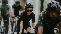 Febby Rastanty mengaku merindukan rutinitasnya bersepeda di pagi hari. Foto: Instagram