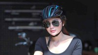 Meski tidak mengenakan jersey sepeda, Wika Salim tetap mencuri perhatian. Foto: Instagram