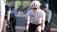Aksi Dian Sastro di atas road bike. Foto: Instagram - Wito Nugroho