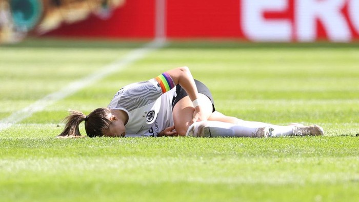 COLOGNE, GERMANY - MAY 30: Tanja Pawollek of Eintracht Frankfurt lies injured during the Womens DFB Cup Final match between Eintracht Frankfurt and VfL Wolfsburg at RheinEnergieStadion on May 30, 2021 in Cologne, Germany.  (Photo by Lars Baron/Getty Images)