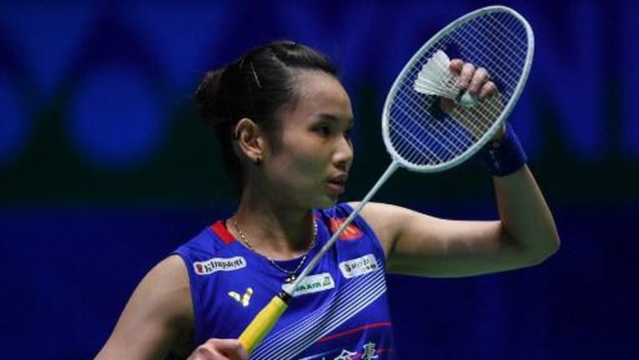 Taipeis Tai Tzu Ying (blue jersey) serves to Spains Carolina Marin (unseen) during their All England Open Badminton Championships womens single semi-final match in Birmingham, central England, on March 14, 2020. (Photo by Oli SCARFF / AFP)