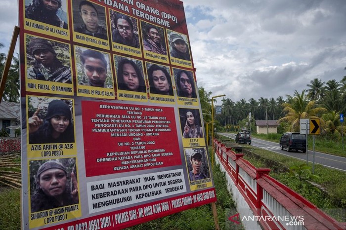 Baliho yang menampilkan Daftar Pencarian orang (DPO) anggota Mujahidin Indonesia Timur (MIT) Poso di Desa Tambarana, Poso Pesisir Utara, Kabupaten Poso, Sulawesi Tengah, Rabu (23/12/2020) (ANTARA FOTO/Basri Marzuki/aww)