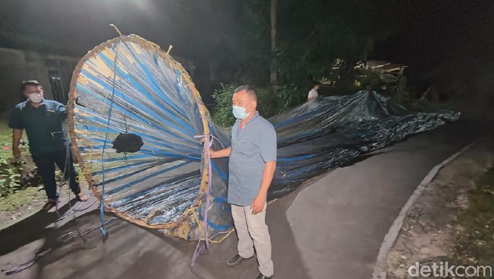 Balon udara yang jatuh di dekat Bandara Adi Soemarmo Boyolali,  31/5/2021