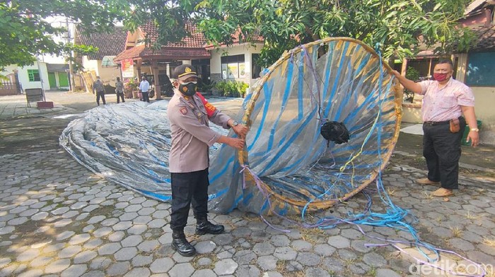 Balon udara yang jatuh di dekat Bandara Adi Soemarmo, Solo