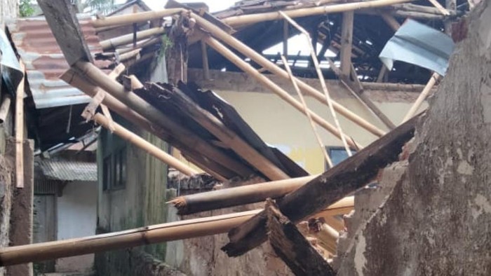 Bangunan kelas madrasah di Cianjur ambruk