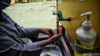 Selain memeriksa suhu tubuh, para tenaga pendidik serta murid juga diimbau untuk mencuci tangan terlebih dahulu saat akan beraktivitas di kawasan sekolah.  