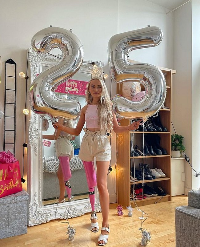 Wanita cantik 25 tahun itu kini masuk menjadi finalis kontes kecantikan Miss Northern Ireland yang merupakan bagian dari lembaga Miss World. Bernadetta membuat sejarah di kontes kecantikan tersebut karena dia hanya memiliki satu kaki dan memakai kaki palsu.  Foto: dok. Instagram