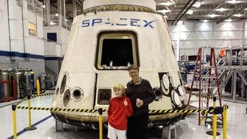 Gates juga gemar mengajak anaknya rekreasi sambil belajar. Ini saat bersama salah satu anaknya, Rory, mengunjungi kantor SpaceX, ketika dulu sang anak masih kecil. Foto: Instagram