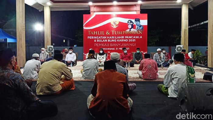Bupati Banyuwangi Ipuk Fiestiandani memperingati Hari Lahir Pancasila dengan tahlil dan tumpengan. Acara digelar bersama warga di Balai Desa Telemung, Kecamatan Kalipuro.