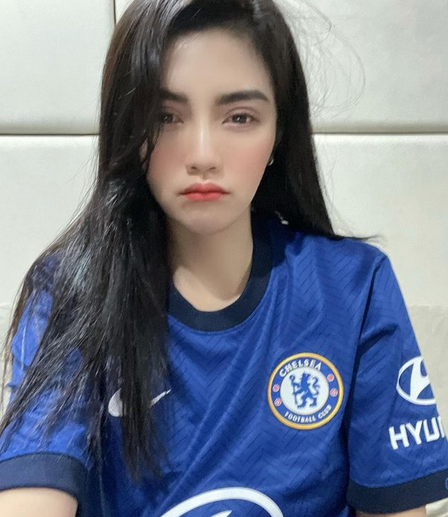 Ketika tim favoritnya kalah, tak jarang Ladapa ikut menangis. Konsisten tampil dengan jersey seksi, Ladapa mengunggah foto dengan wajah sedih. Foto: dok. Instagram/@cherry_ladapa