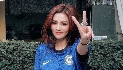 Foto: Model Thailand yang Hobi Tampil Seksi dengan Jersey Chelsea