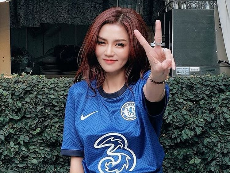 Foto: Model Thailand yang Hobi Tampil Seksi dengan Jersey Chelsea