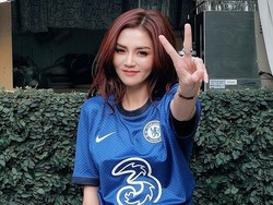 Foto: Model Thailand yang Hobi Tampil Seksi dengan Jersey Chelsea