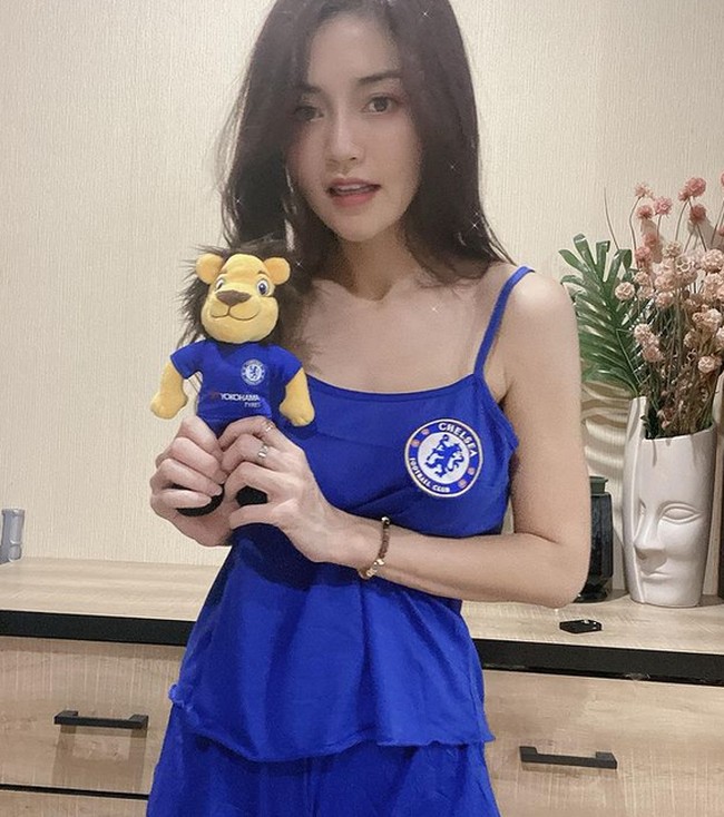 Hampir setiap minggunya, Ladapa mengunggah foto-foto seksi dengan jerseynya. Foto: dok. Instagram/@cherry_ladapa