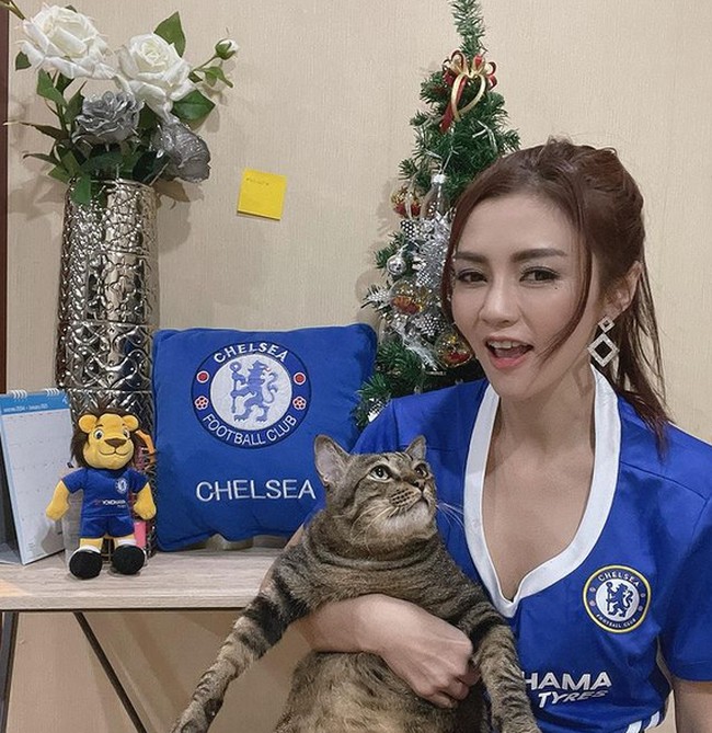Dia memiliki beragam ataribut yang berbau Chelsea. Tak hanya jersey, namun juga adalah poster, bantal hingga syal. Foto: dok. Instagram/@cherry_ladapa