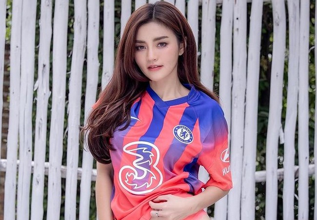 Ladapa telah menjadi True Blues, julukan untuk fans Chelsea sejak 2015. Wanita 36 tahun itu mengaku menyukai pesepak bola John Terry, meski kini John sudah tidak bergabung dengan tim Chelsea lagi. Foto: dok. Instagram/@cherry_ladapa