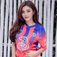 Ladapa telah menjadi True Blues, julukan untuk fans Chelsea sejak 2015. Wanita 36 tahun itu mengaku menyukai pesepak bola John Terry, meski kini John sudah tidak bergabung dengan tim Chelsea lagi. Foto: dok. Instagram/@cherry_ladapa