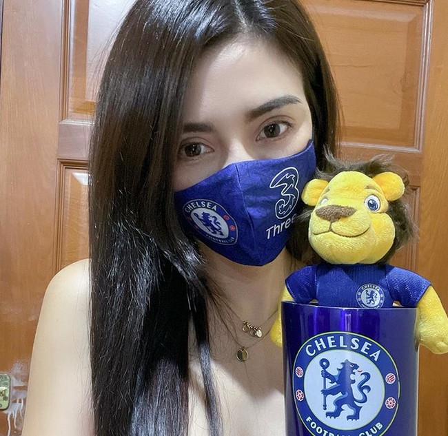 Seperti baru-baru ini, Ladapa tampil topless saat mendukung Chelsea yang berlaga melawan Manchester City, Minggu (30/5/2021). Foto: dok. Instagram/@cherry_ladapa